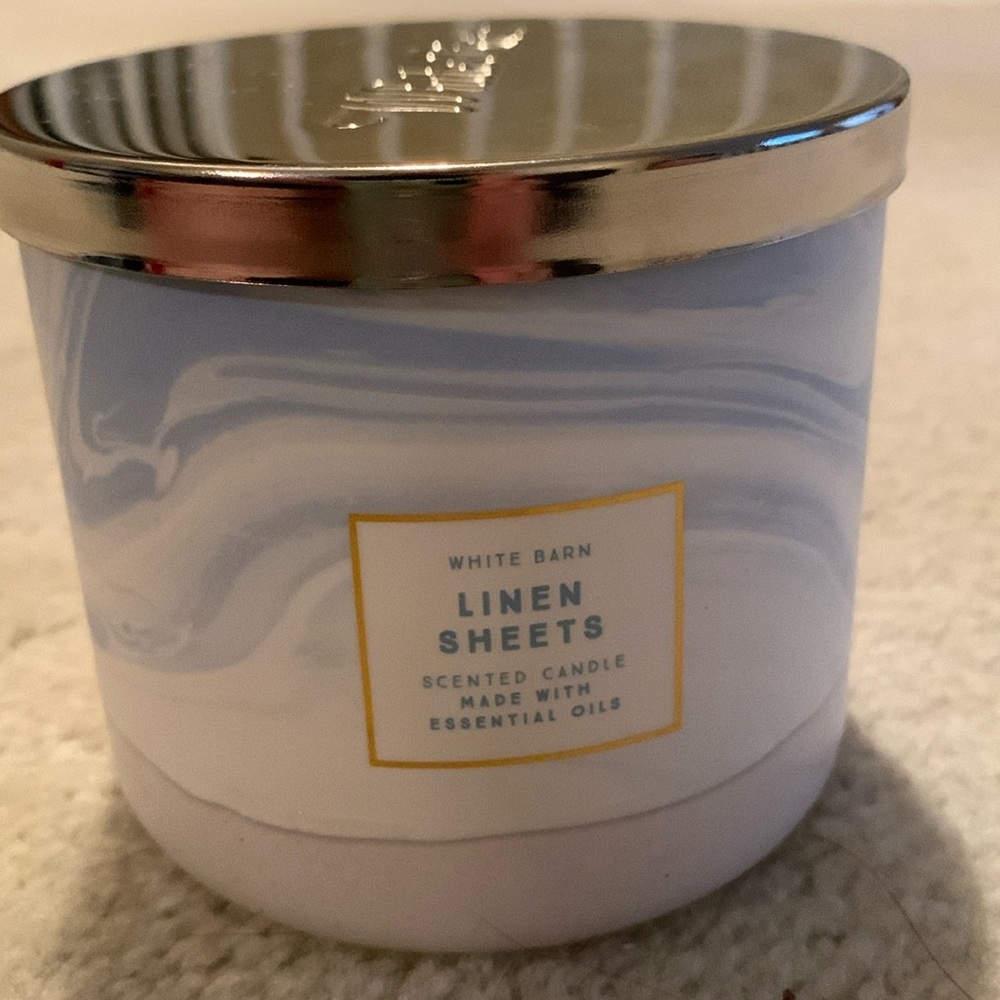 Bath & Body Works Linen Sheets candle (2020)